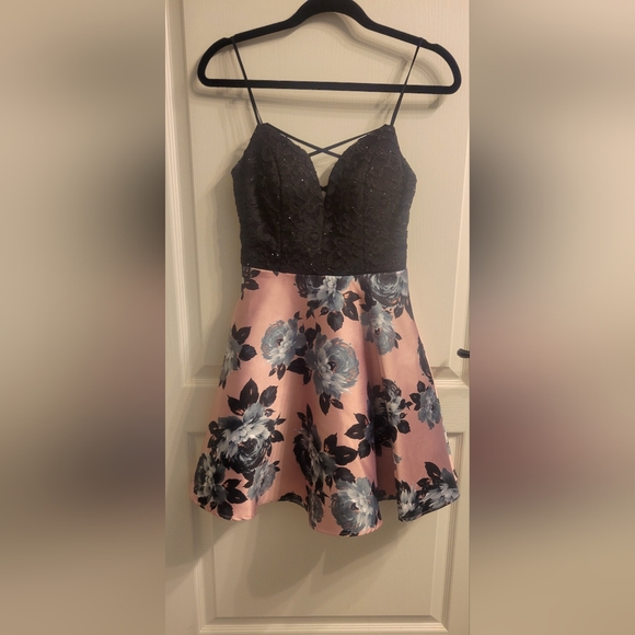 Formal Dress - Picture 1 of 8